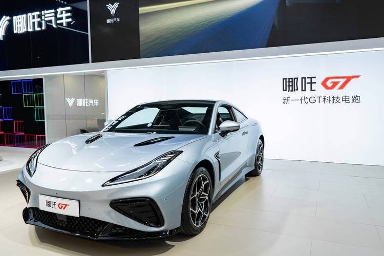 深圳13哪吒汽车在智能汽车领域的表现，领途汽车在新能源汽车市场中的影响力